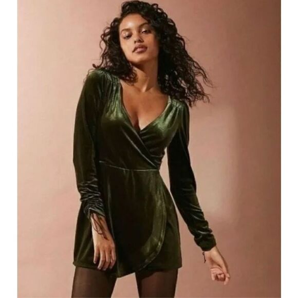 Urban Outfitters Green Velvet Wrap
Style Romper S - Picture 1 of 11